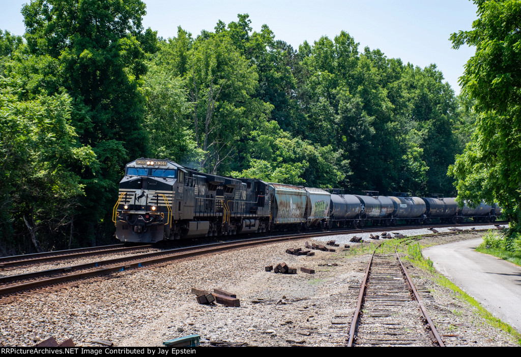 NS 4366 leads 65Q north at Robbins